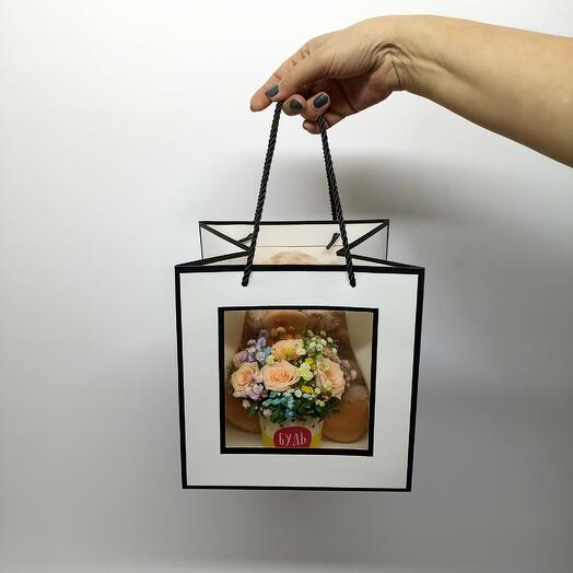 Bolso con ramo y oso de peluche