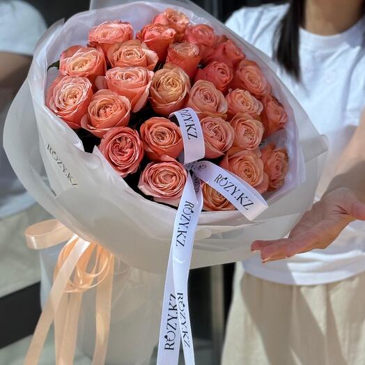 Букет из 25 шикарных пионовидных роз сорта KAHALA