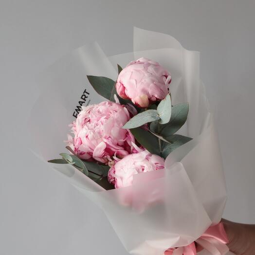Букет из 3 розовых пионов с эвкалиптом FMART by flowwow