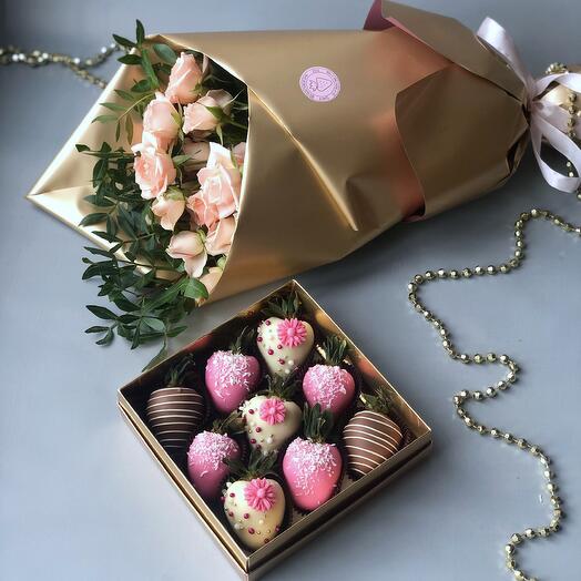 Juego de fresas cubiertas de chocolate belga y un ramo de rosas de crema de arbusto