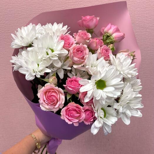 Букет Нежность с кустовыми розами и хризантемой