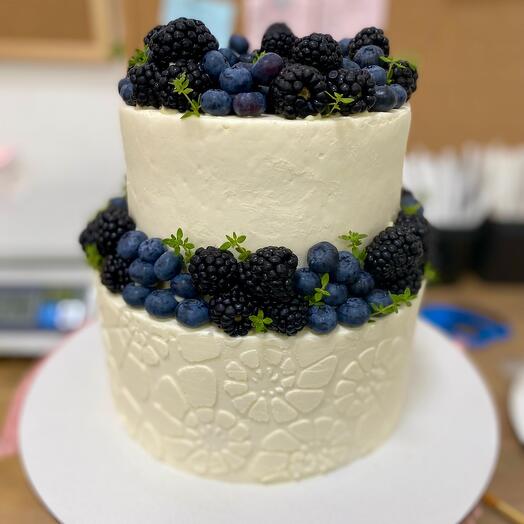 Pastel de boda de dos niveles con bayas oscuras (arándanos, moras), 5 kg para invitados 20-25