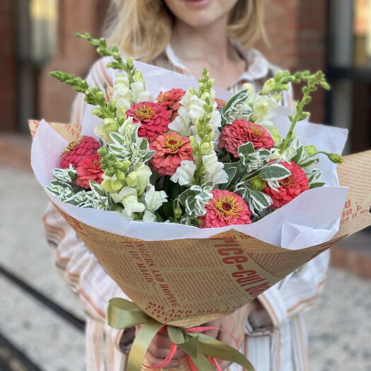 Bouquet with zinnia and antirrhinum