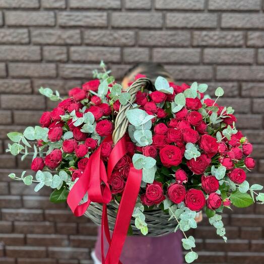35 красных роз в корзине 🌹