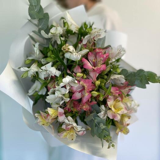 Bujny bukiet świeżych alstroemerii w delikatnych mieszanych kwiatach