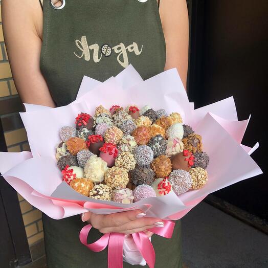 Un ramo de fresas en un regalo de chocolate belga