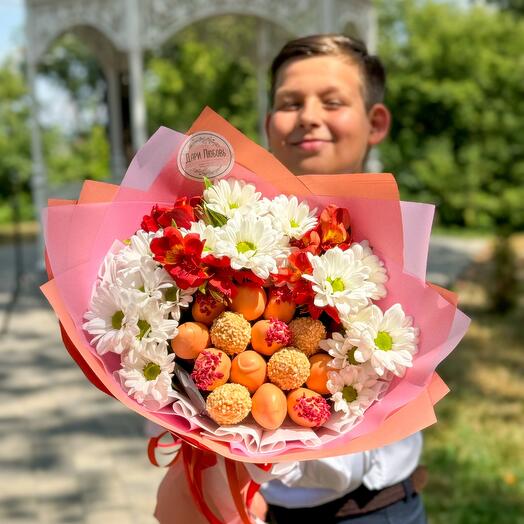 Большой букет из цветов и клубники. Рапунцель