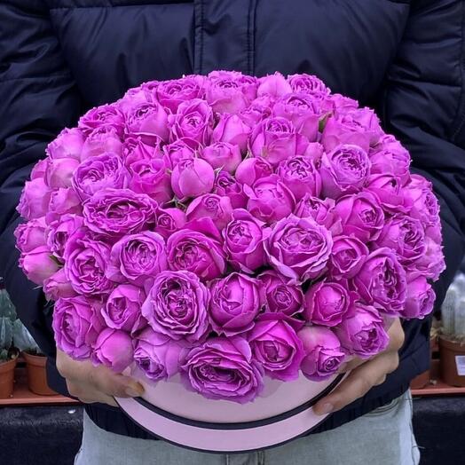 Кустовые розы в коробке