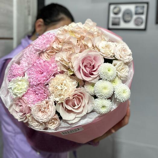 Букет с гортензией и розовыми розами