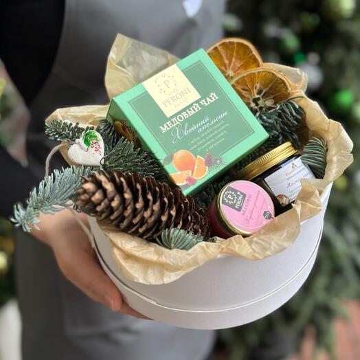 Подарочный набор с аромасыечой ,медовый чаем , мёдом-суфле и хвойными веточками