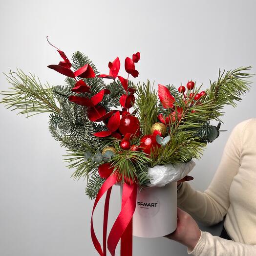 Новогодняя хвойная композиция из нобилиса и сосны