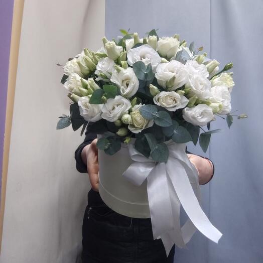 Композиция в шляпной коробочке эустома с эвкалиптом 02338612873