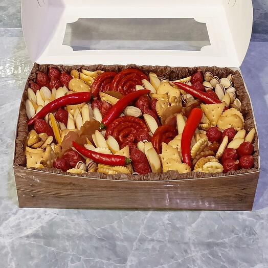 Закусочная коробочка с колбасами,орешками и сыром