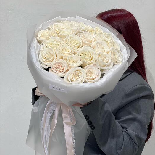 Моно букет из белых пионовидных роз