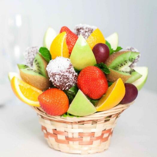 Ramo de frutas cortado en rodajas frutas en una cesta "Surtida"
