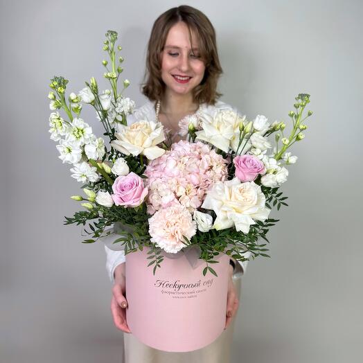 Композиция из гортензии, розы, эустомы