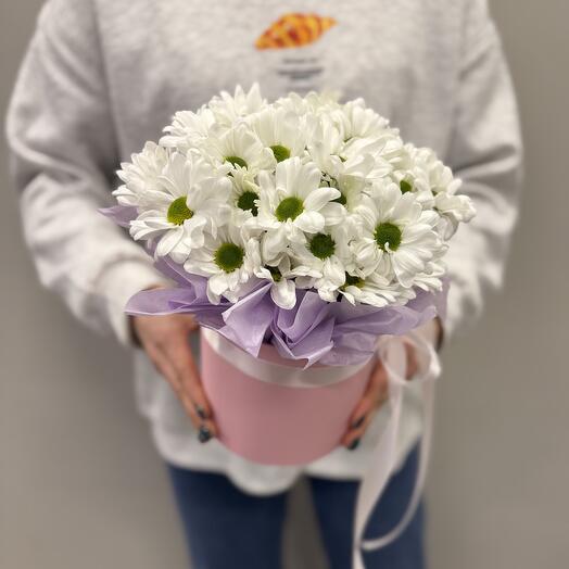 Композиция из кустовых хризантем в шляпной коробке (размер s)