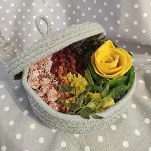 Корзина лукошко с сухофруктами