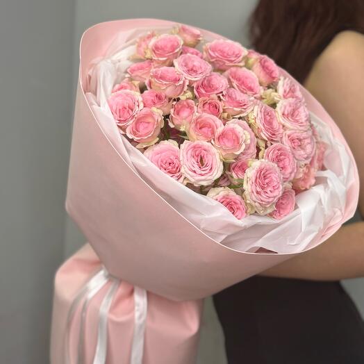 Нежный букет розовых кустовых пионовидных роз