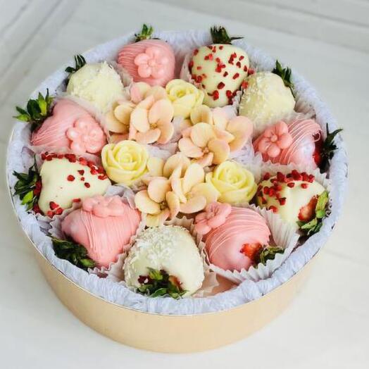 Клубника в шоколаде с цветами