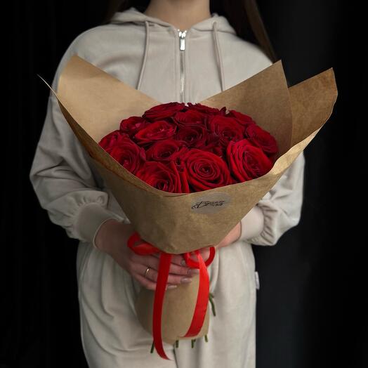 15 красных роз в крафте🌹