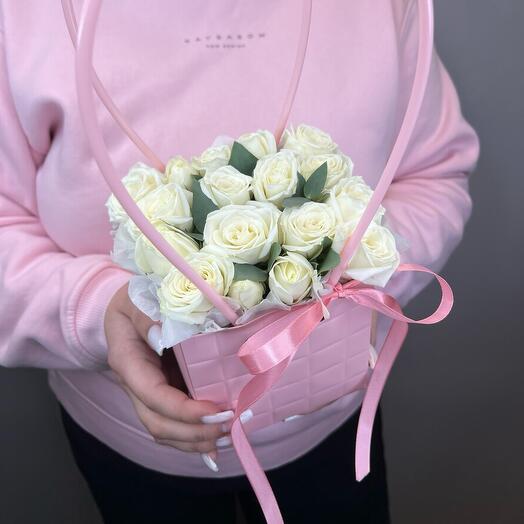 Rosas blancas con eucalipto en el bolso 🤍