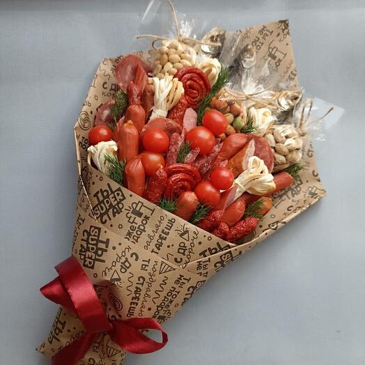 Букет из мясных закусок с орехами и снеками