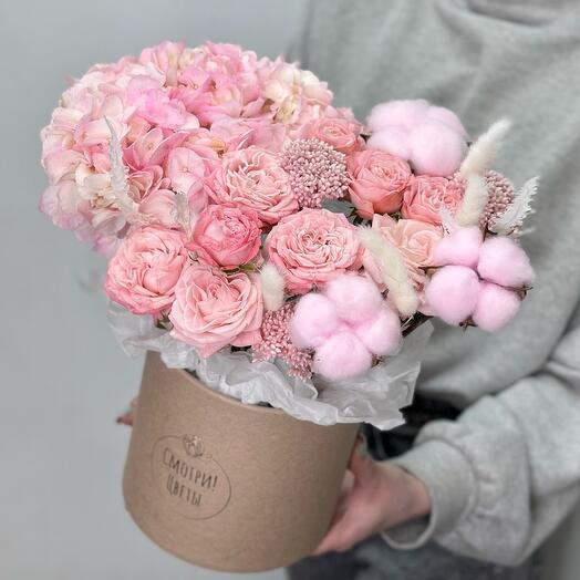 Крафтовая коробочка с розовой гортензией ,пионовидными кустовыми розами ,хлопком и сухоцветами