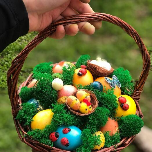 Пасхальная корзина яиц