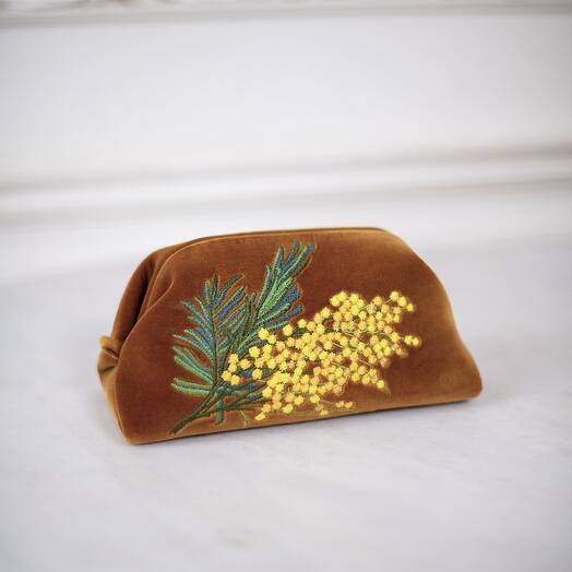 Бархатная косметичка с вышивкой, коллекция Мимоза, цвет медовый, ручная работа