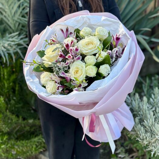 Ramo de rosas blancas, rosas arbustivas y alstroemeria "Coqueta"