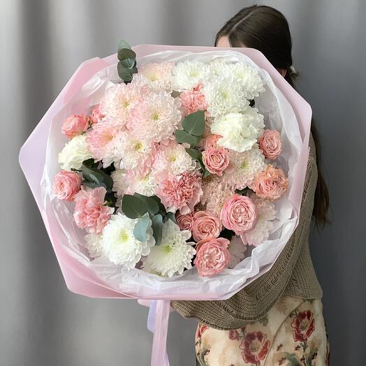 Delicado ramo de crisantemos arbustivos, rosas arbustivas y Dianthus