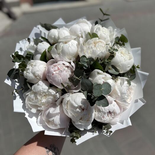 Пионы с эвкалиптом