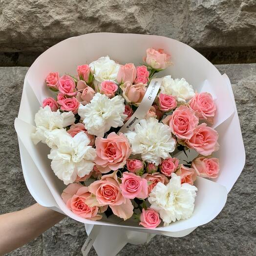 Duo white dianthus and pink spray roses