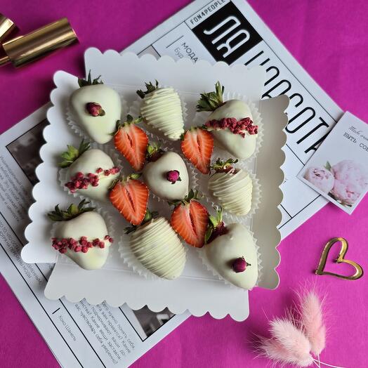 Strawberries in white chocolate 9-12pcs