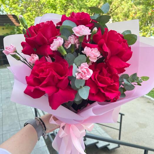 Розовые розы и эвкалипт