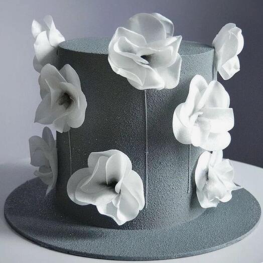 Торт с белыми цветами