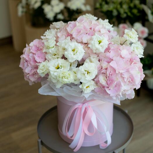 Caixa com hortênsias e eustoma