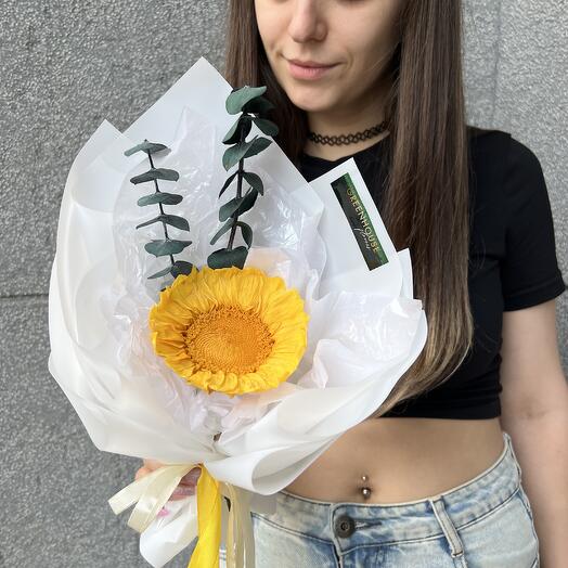 Букет комплимент в крафтовом пакете: стабилизированный подсолнух, стабилизированный эвкалипт