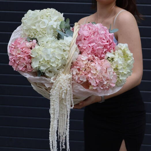 Корзина с гортензиями