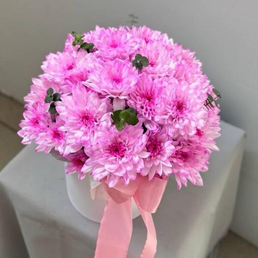 Коробочка из розовых кустовых хризантем
