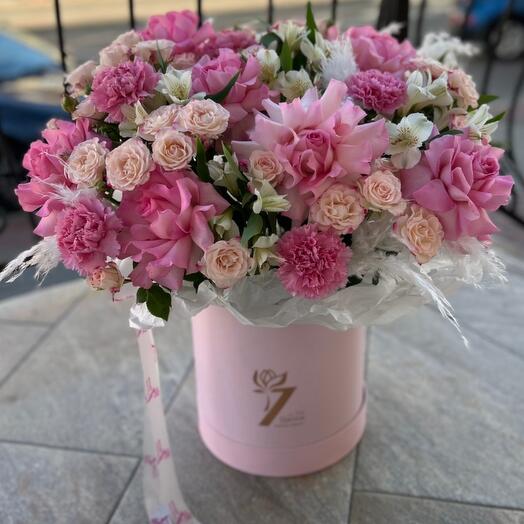 Цветы в цилиндре(Французская роза, кустовая роза, диантусы, пампасная трава, альстромерия)