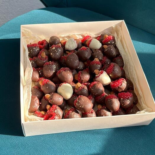 Малина в шоколаде + миндаль