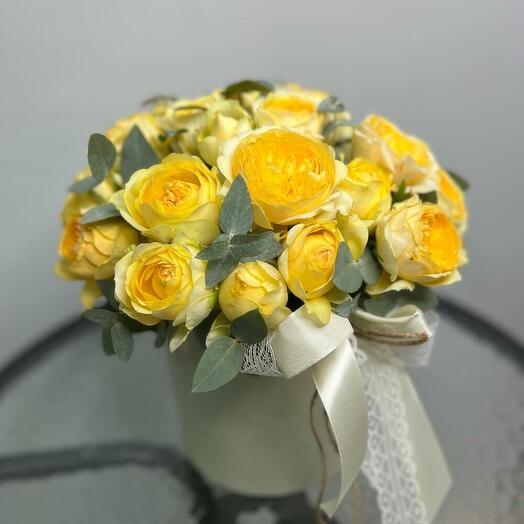 Коробка из пионовидных роз в желтых оттенках