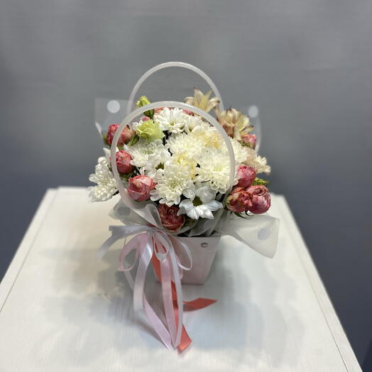 Сумочка с цветами хризантема кустовая и Роза кустовая,альстромерия