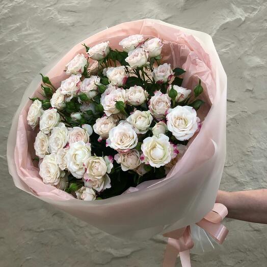 Букет из кремовых кустовых роз