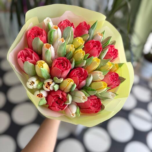 Букет с красными тюльпанами