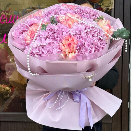 Букет из гортензии розовой и французской розы