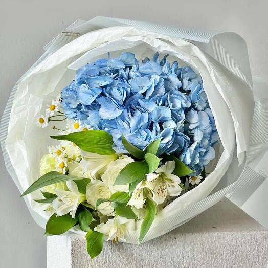 Сборный букет с голубой гортензией, кустовой розы, диантусом, альстромерией, танацетумом и рускусом