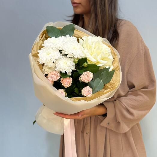 Букет из французской розы, хризантемы и кустовой розы 067